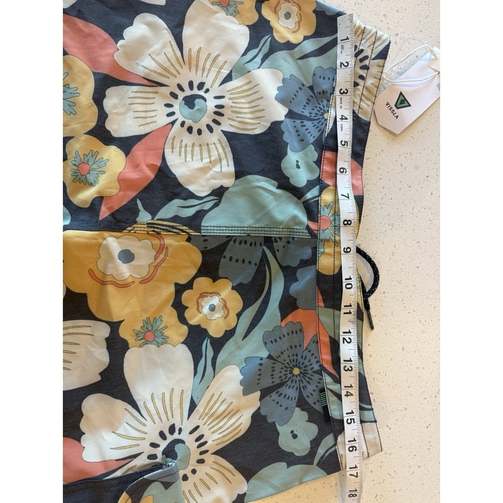 VISSLA Men's Floral Board Shorts Size 32 - Picture 8 of 12